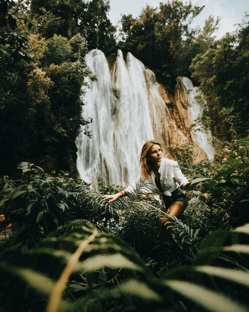 cascada Limón con turista