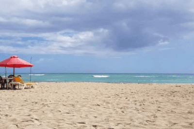 Playa Juan Dolio: El Paraíso de Arena Blanca y Aguas Turquesas en la Costa Dominicana