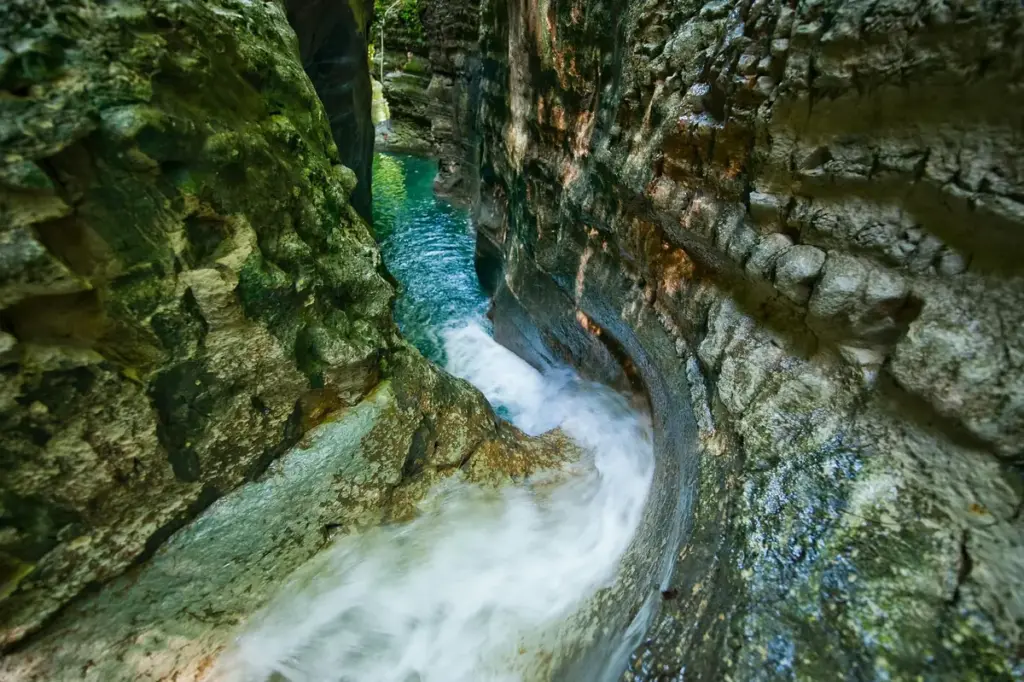 Agua del río Damajagua corriendo por un estrecho cañón de roca pulida