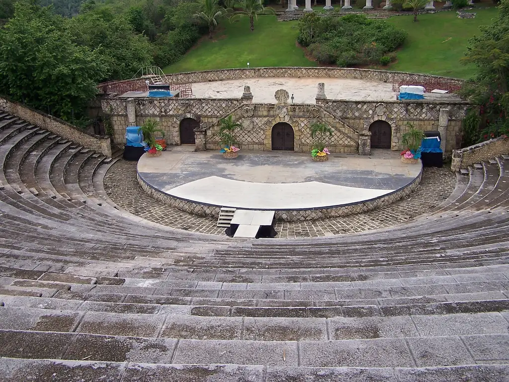 Anfiteatro de piedra de estilo grecorromano en Altos de Chavón con gradas semicirculares