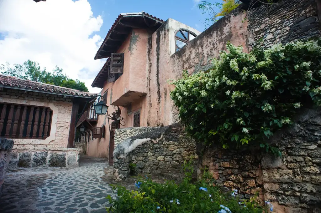 Edificios de piedra de estilo medieval con arcos y escaleras en Altos de Chavón