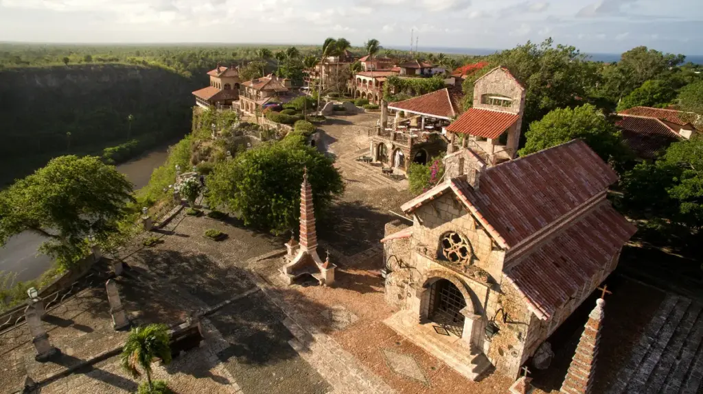Plaza de Altos de Chavón con edificios de piedra y la iglesia al fondo