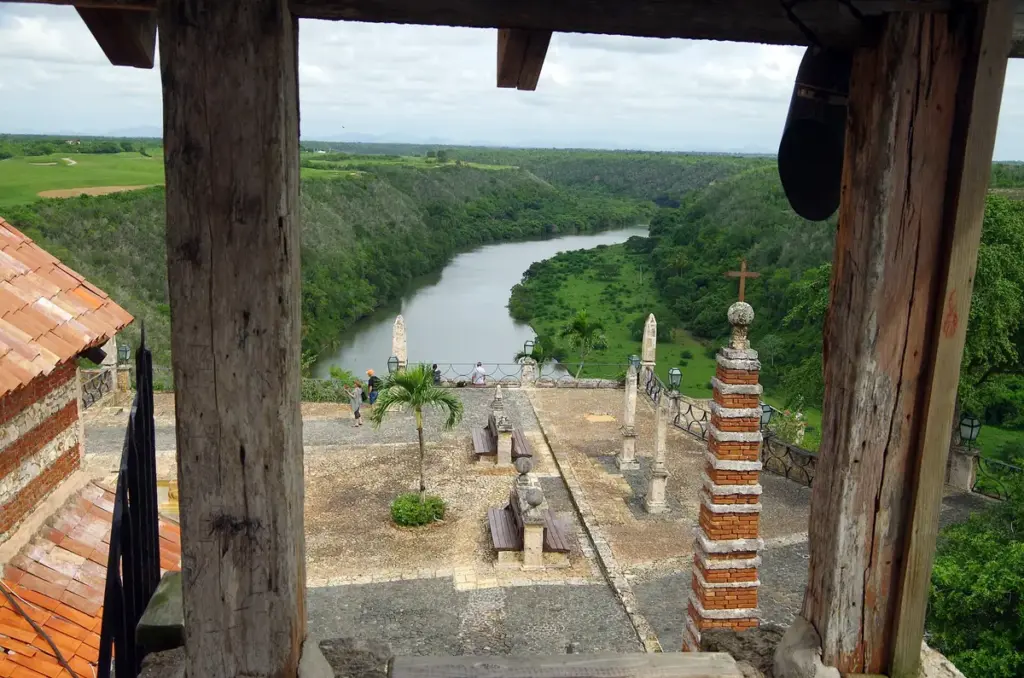 Vista del río Chavón entre la selva desde el mirador de Altos de Chavón