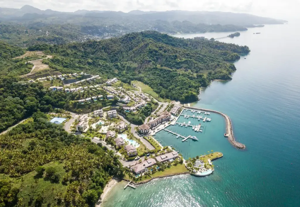 Vista aérea de una marina en la bahía de Samaná rodeada de montañas verdes