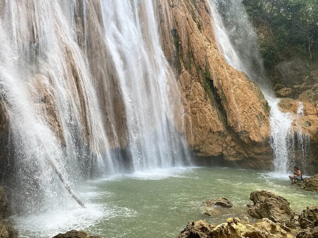 Base del Salto El Limón con varias caídas de agua sobre una poza verde rodeada de rocas