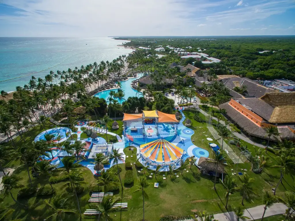 Vista aérea del resort Club Med Punta Cana con piscinas, jardines y la playa bordeada de palmeras