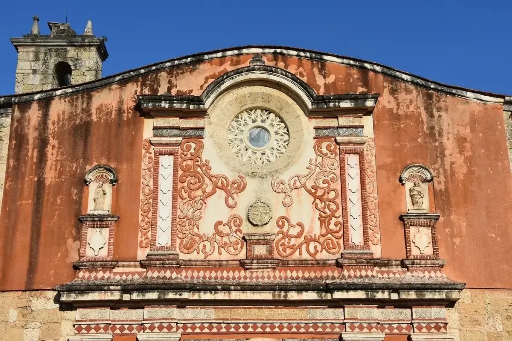 Detalle de la portada de la Iglesia de los Dominicos con relieves y rosetón