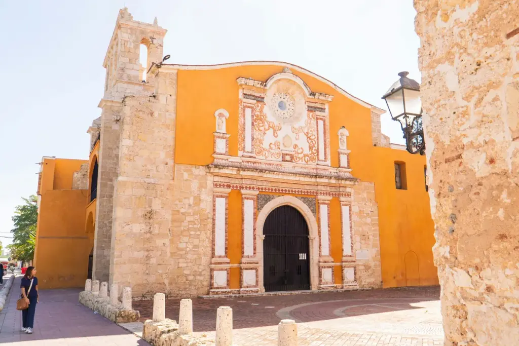 Vista lateral de la Iglesia de los Dominicos con la calle peatonal y faroles coloniales