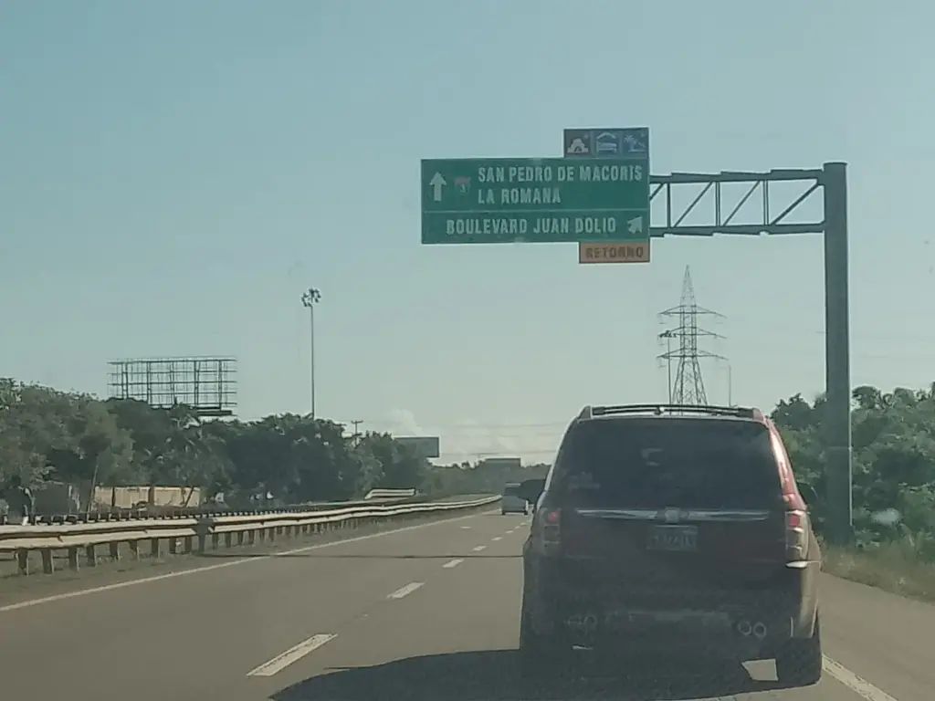 Letrero de la autovía que indica la salida hacia el Bulevar de Juan Dolio