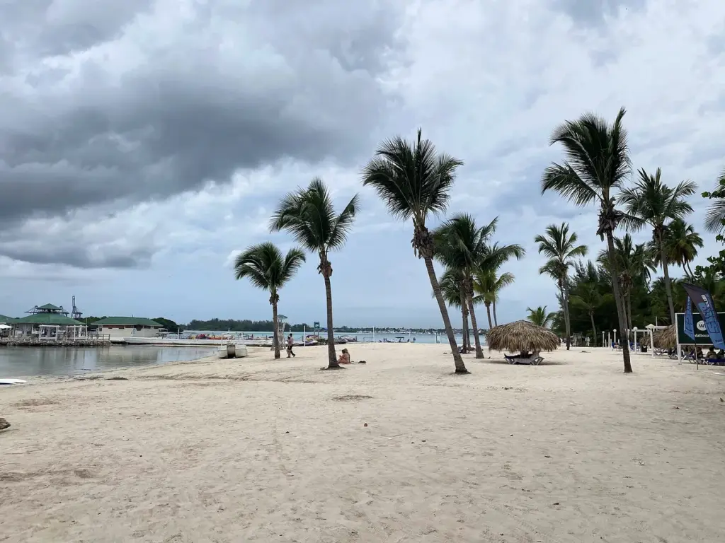 Playa de Boca Chica con aguas tranquilas y poco profundas