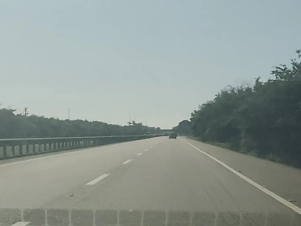 Tramo de la Autovía del Este con carriles amplios y vegetación a los lados