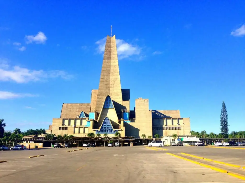Basílica de Nuestra Señora de la Altagracia en Higüey con su gran arco de hormigón