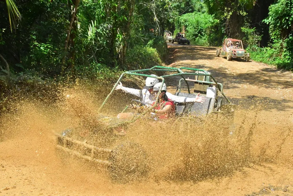 Buggy salpicando barro en un camino de tierra en la zona de Punta Cana