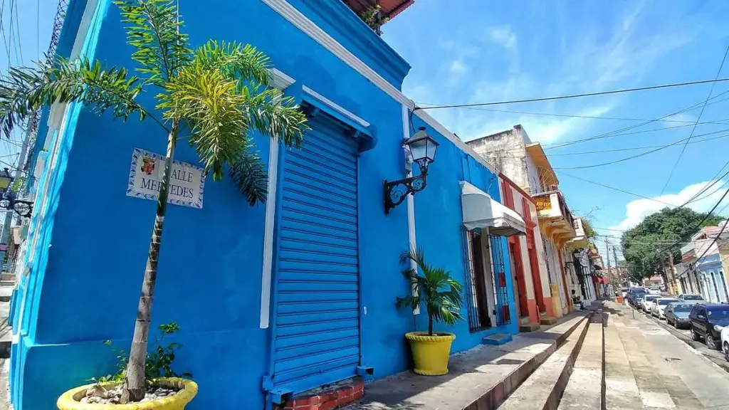 Calle de la Zona Colonial de Santo Domingo con casas de colores y faroles