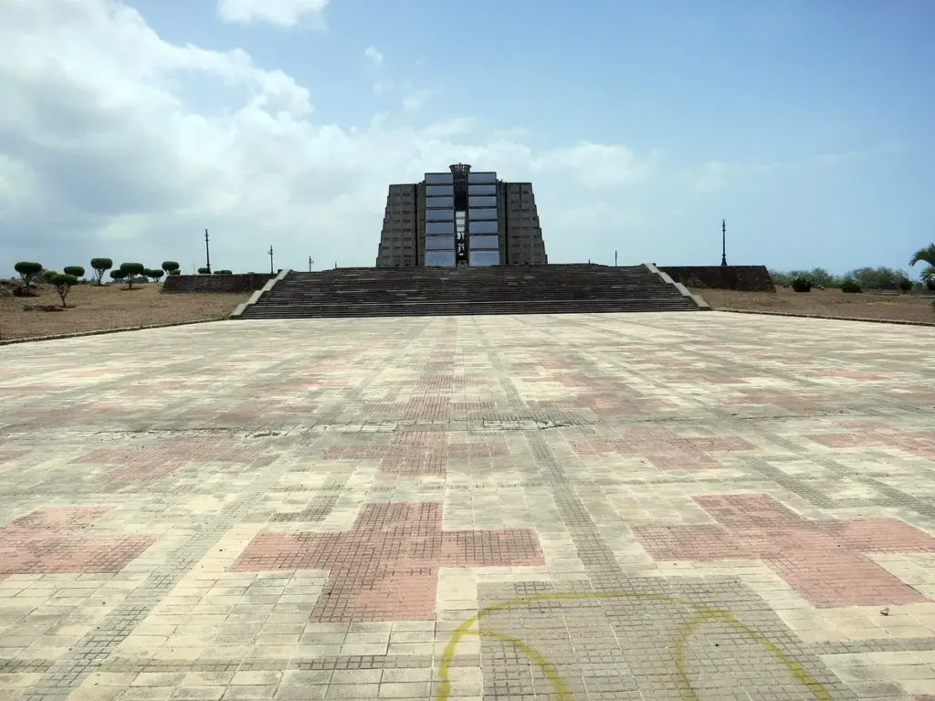 Explanada frente al Faro a Colón con dibujos de cruces en el pavimento