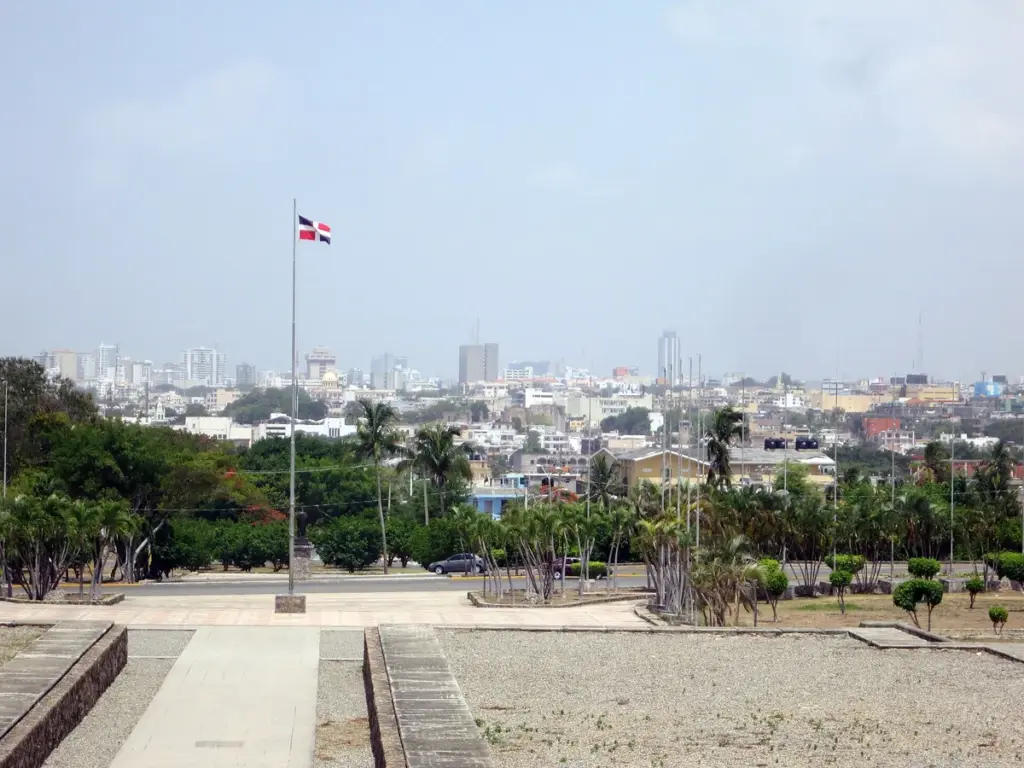 Vista de Santo Domingo desde el Faro a Colón con la bandera dominicana en un mástil