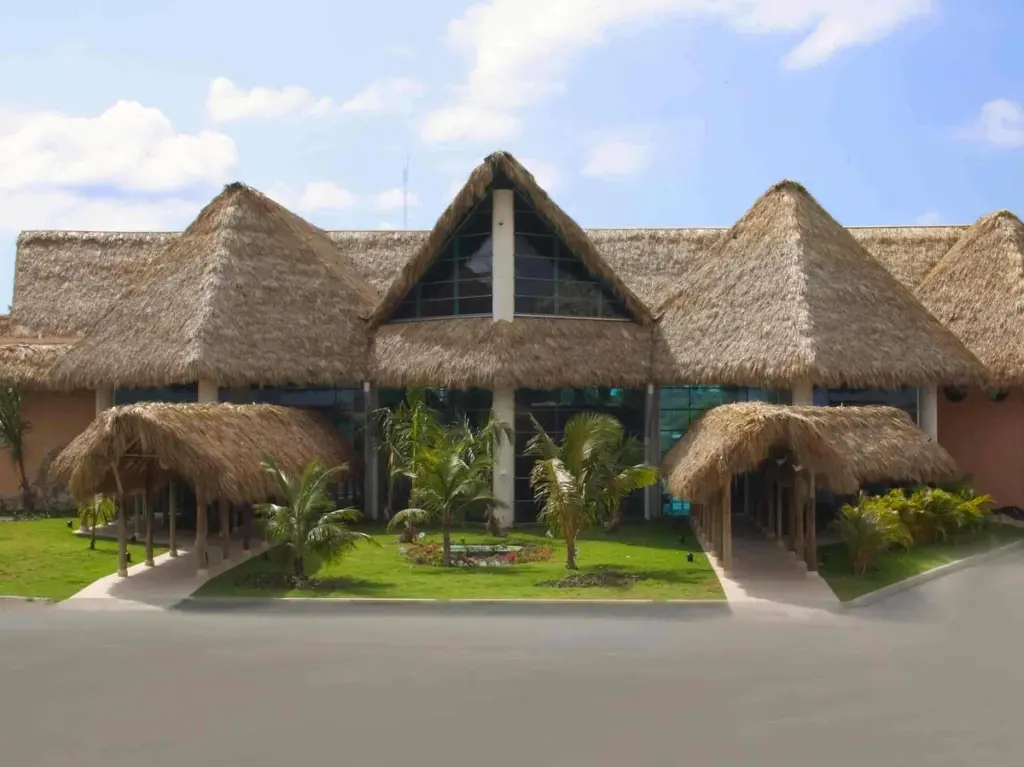 Terminal del Aeropuerto Internacional de Punta Cana con techos de cana