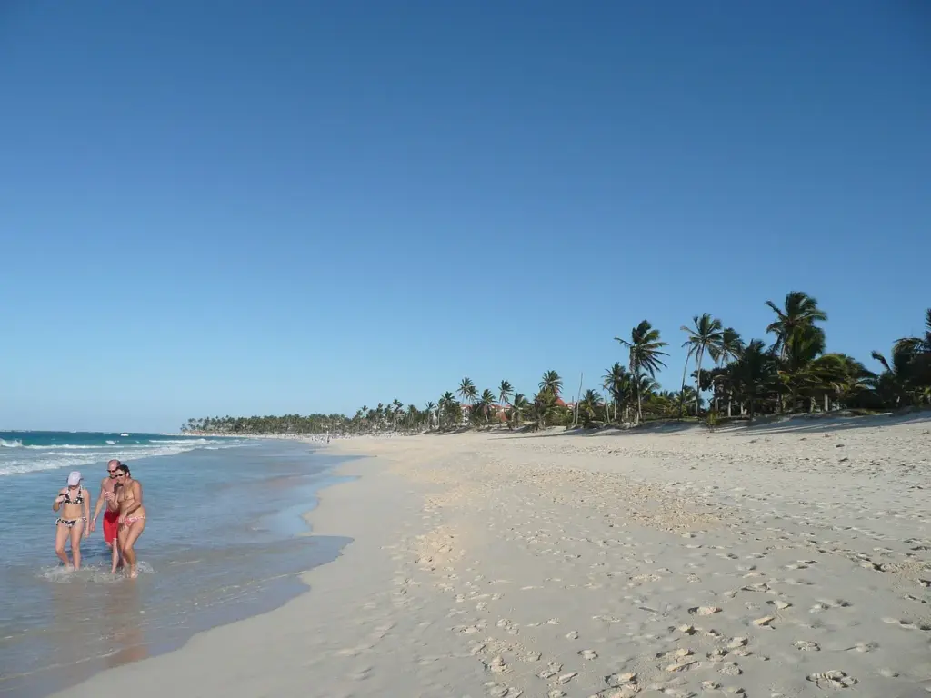 Costa con arena blanca y mar tranquilo en el extremo este de República Dominicana