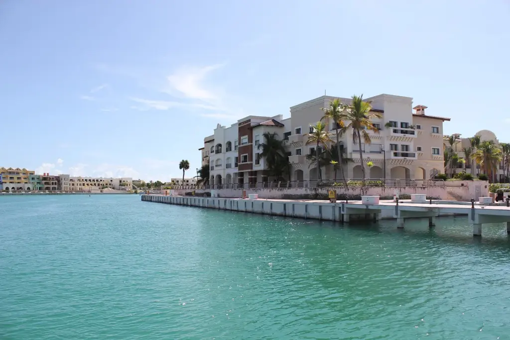 Marina de Cap Cana con aguas turquesas, muelle y edificios de estilo mediterráneo
