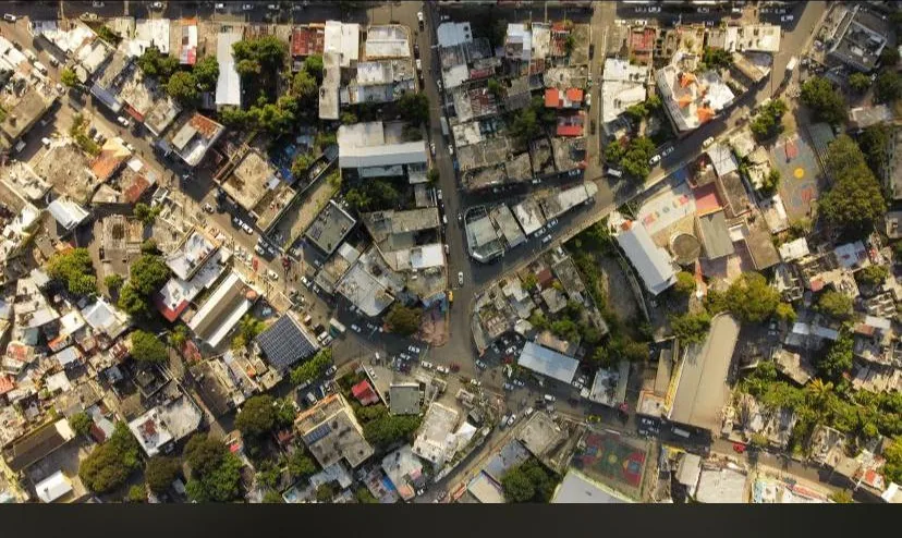 Vista aérea de calles y viviendas en el municipio de Bajos de Haina