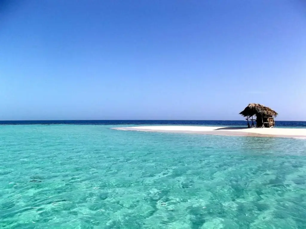 Banco de arena de Cayo Arena con una pequeña cabaña rodeado de agua turquesa cristalina