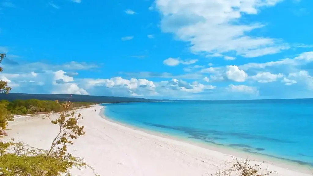 Playa Blanca en el suroeste dominicano con arena blanca, vegetación seca y agua azul