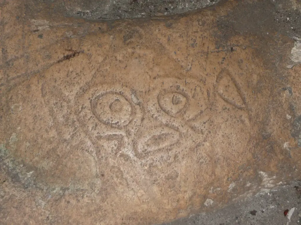 Petroglifo taíno tallado en la roca de una cueva del Parque Nacional Los Haitises
