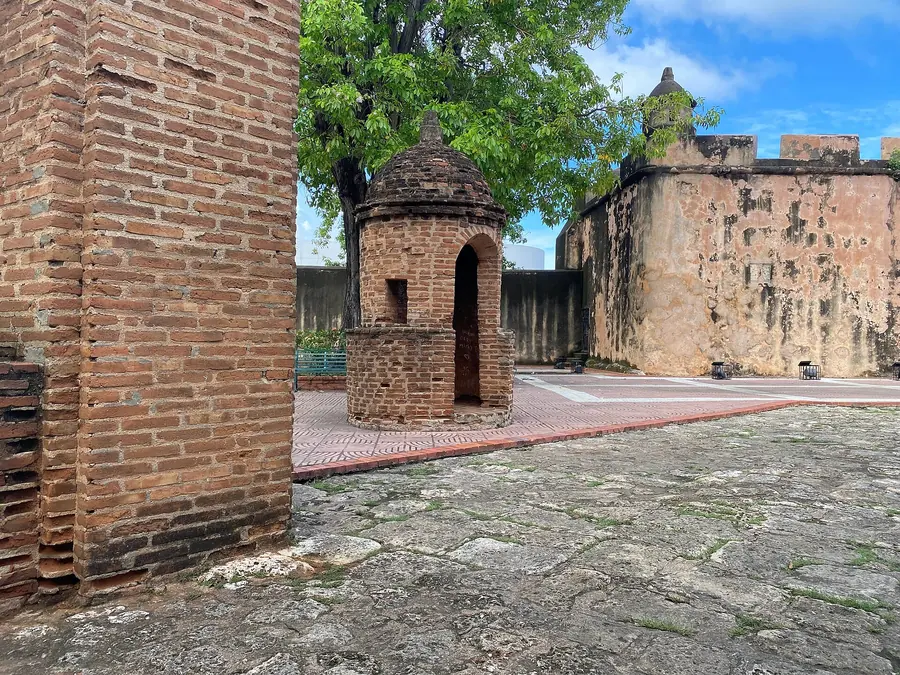 Garita de ladrillo y restos de muralla en el Parque Independencia de Santo Domingo