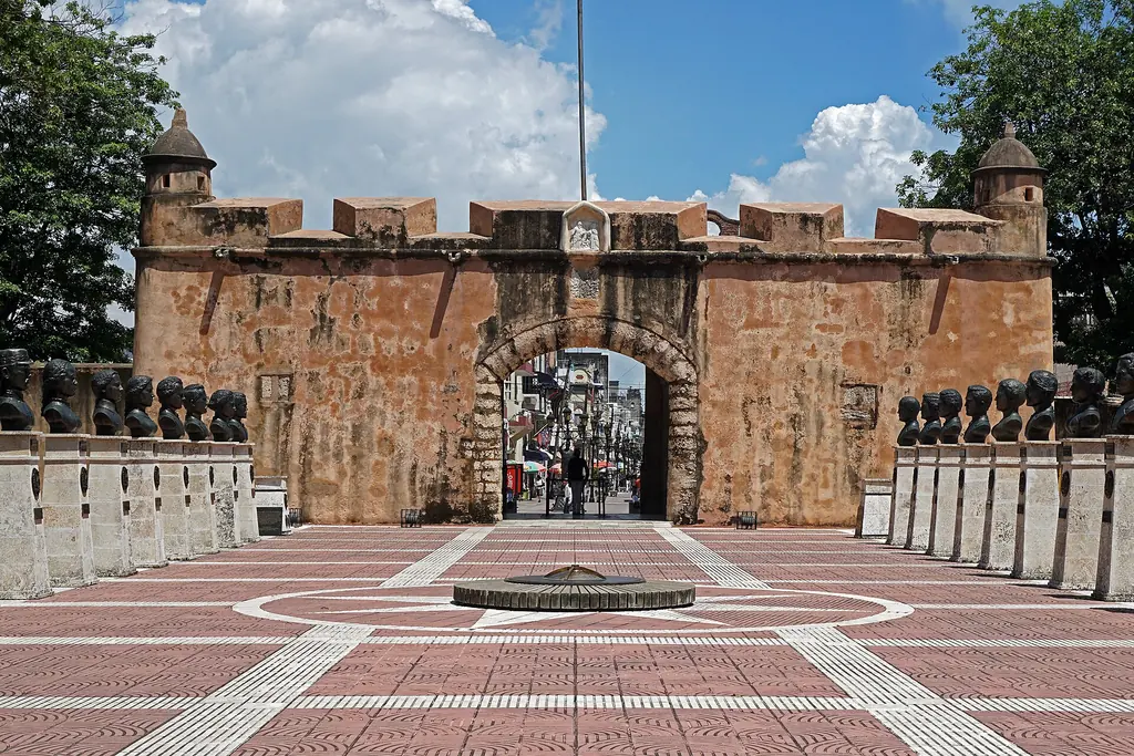 Muralla de la Puerta del Conde vista desde el interior con garitas de piedra