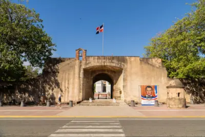 Puerta del Conde en Santo Domingo: historia y cómo visitarla