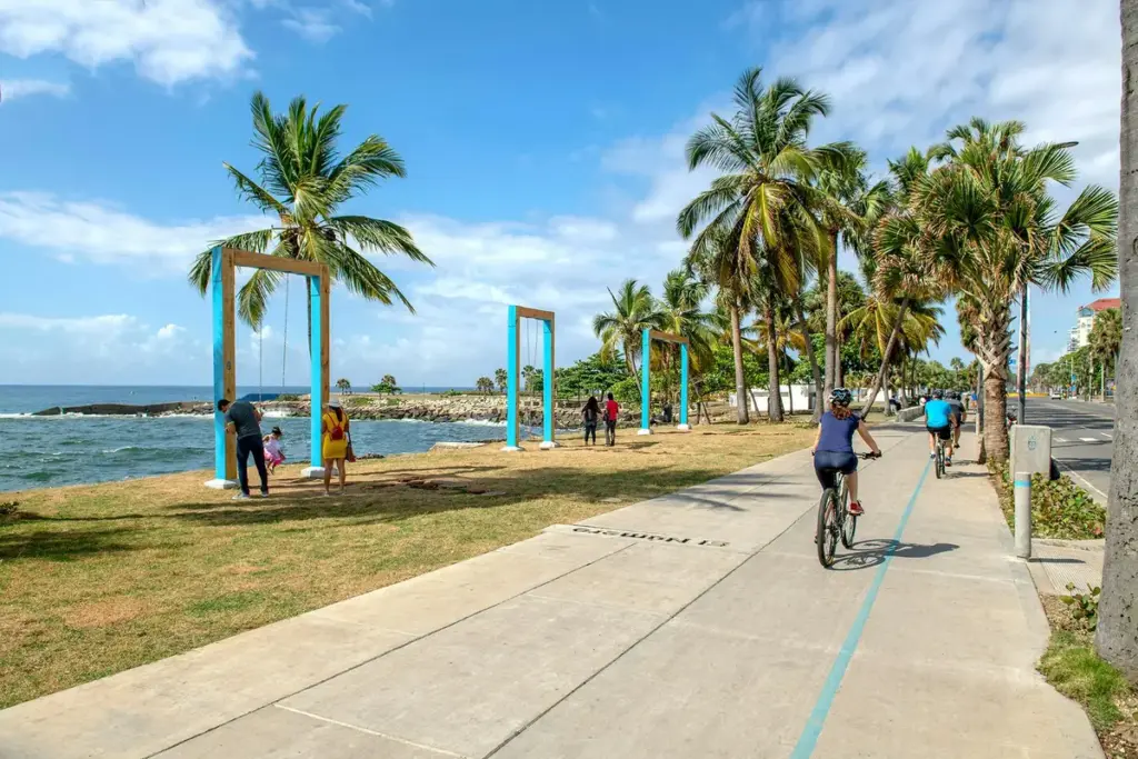 Paseo del Malecón de Santo Domingo con ciclovía, palmeras y el mar Caribe