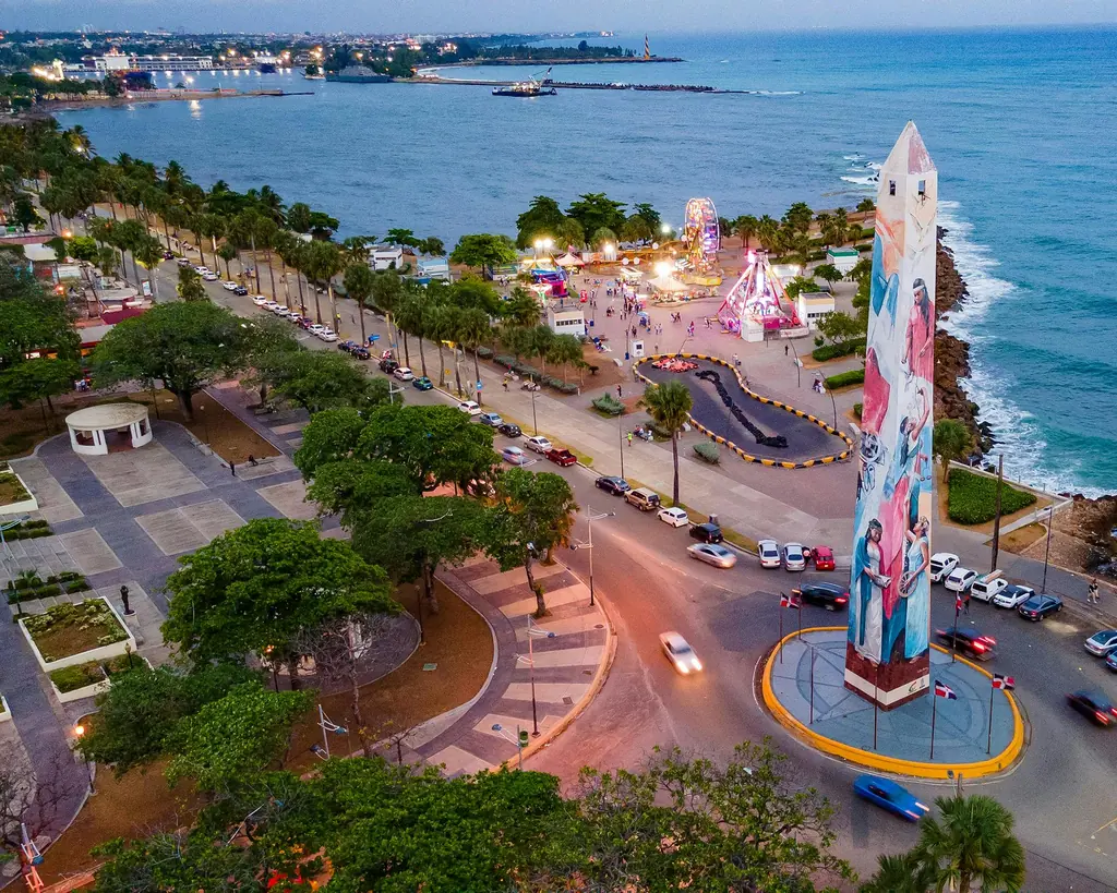 Vista aérea del Malecón de Santo Domingo con el obelisco pintado y la costa