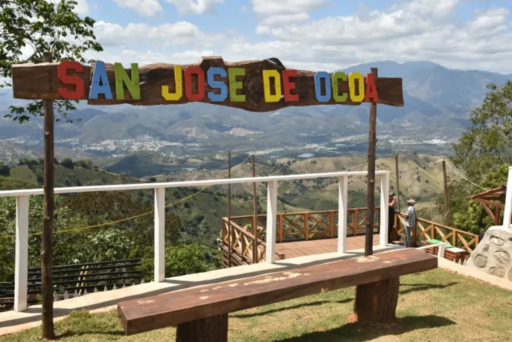 Mirador con el letrero de San José de Ocoa y las montañas de la Cordillera Central al fondo