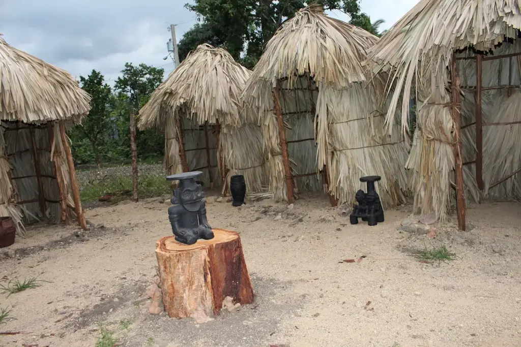 Recreación de una aldea taína con bohíos de madera en Rancho Arriba, San José de Ocoa