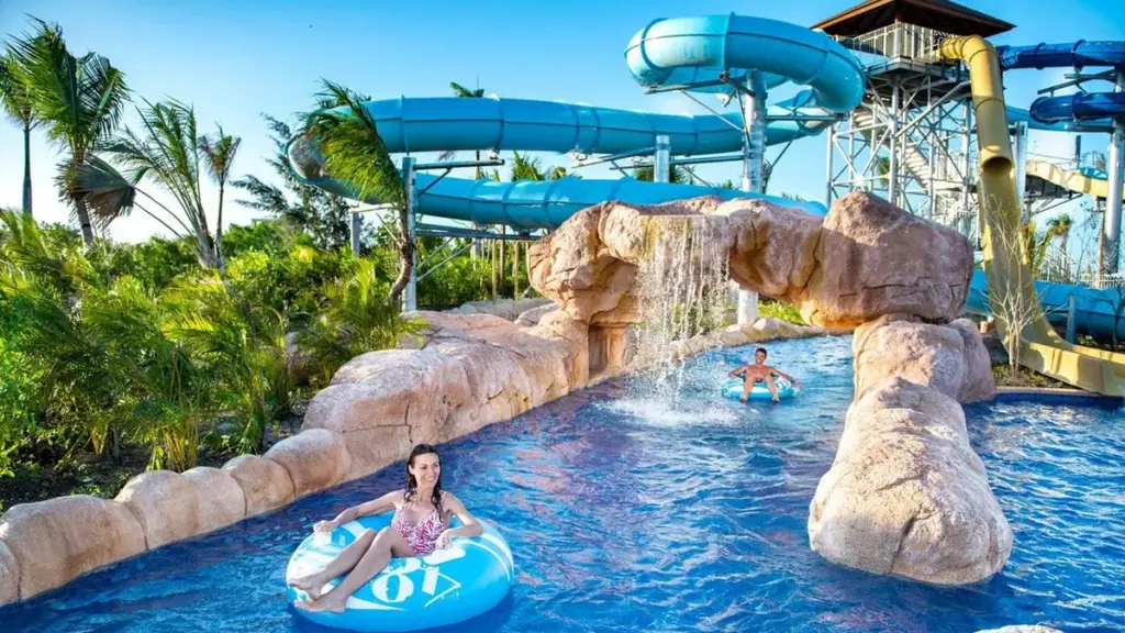 Río lento con toboganes y una niña flotando en el parque acuático de Hyatt Ziva Cap Cana