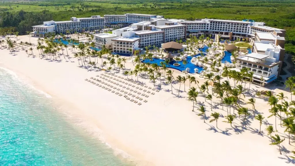 Vista aérea de Hyatt Ziva Cap Cana con la playa de arena blanca y el mar turquesa