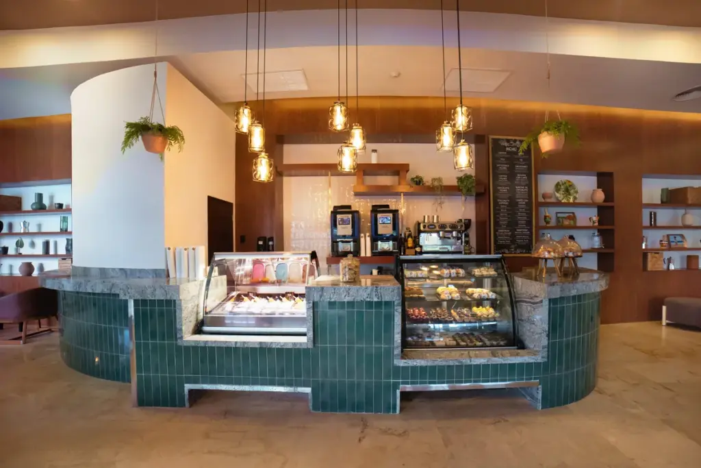Barra del coffee lounge del Royalton Punta Cana con dulces y café