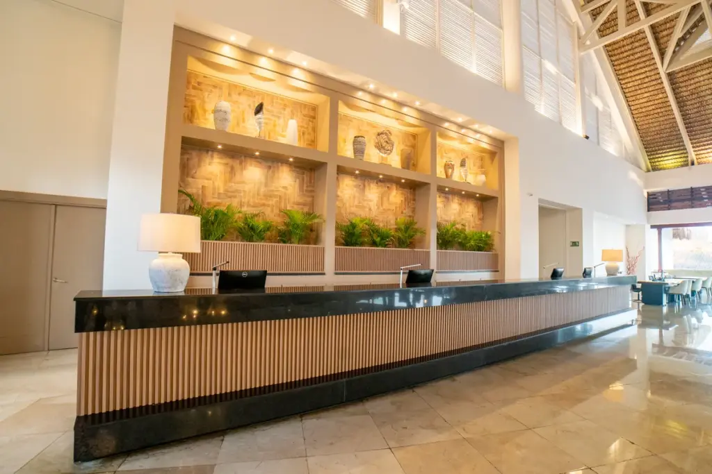 Recepción del Royalton Punta Cana con techos altos y decoración clara