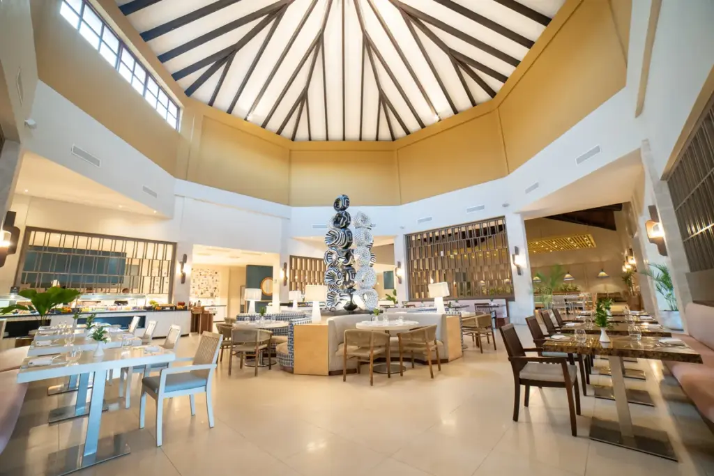 Salón del restaurante bufé Gourmet Marché del Royalton Punta Cana