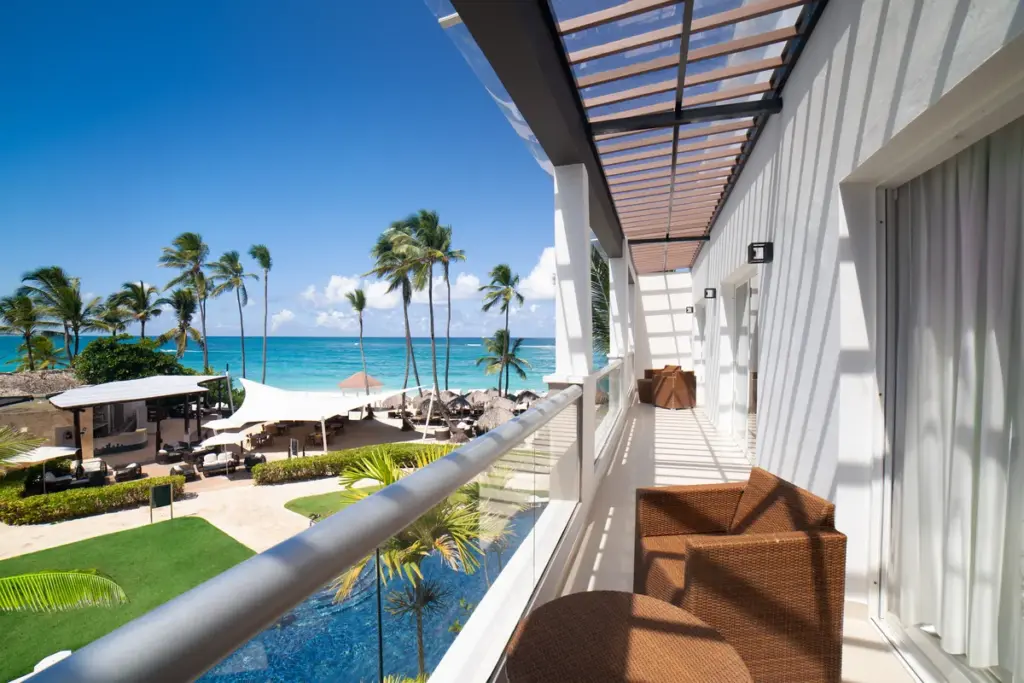 Terraza de una suite Diamond Club con vista al mar en el Royalton Punta Cana
