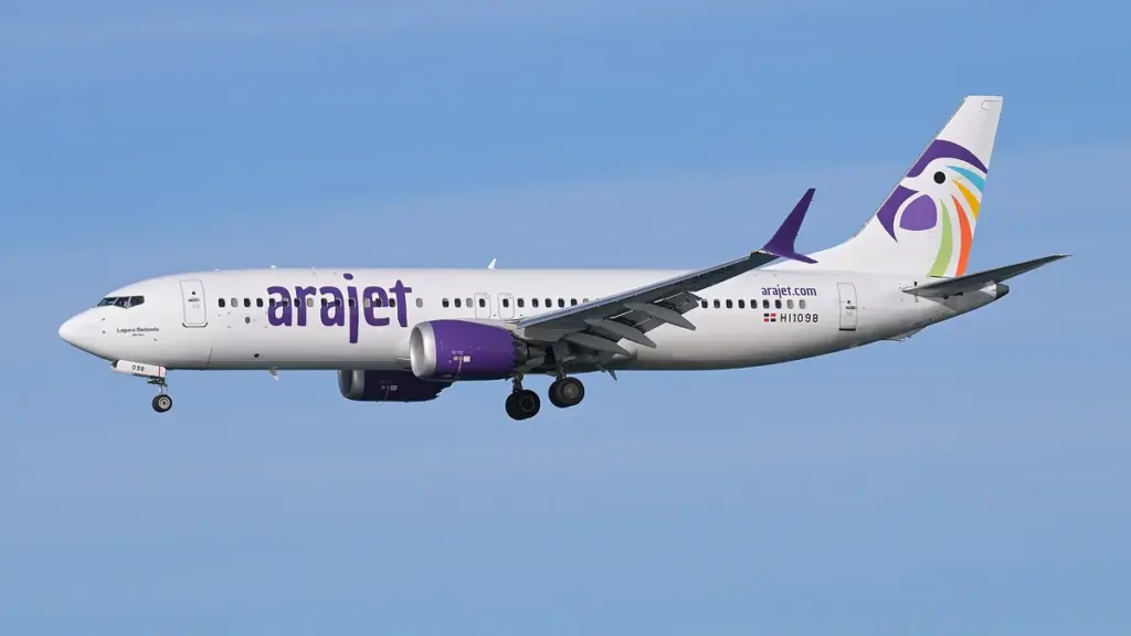 Avión de Arajet en vuelo con el tren de aterrizaje desplegado
