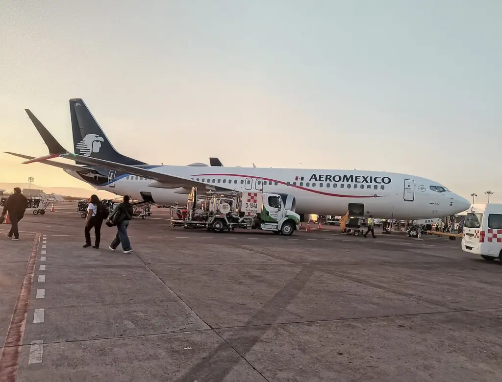 Avión Boeing 737 MAX de Aeroméxico estacionado en plataforma al atardecer