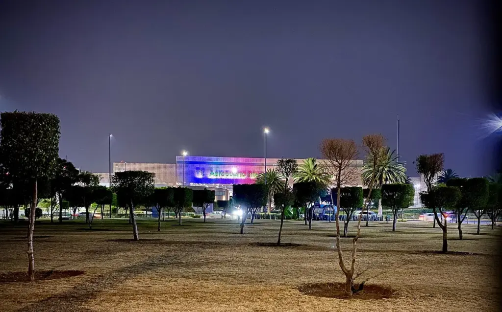 Fachada iluminada de la Terminal 2 del Aeropuerto Internacional de la Ciudad de México de noche